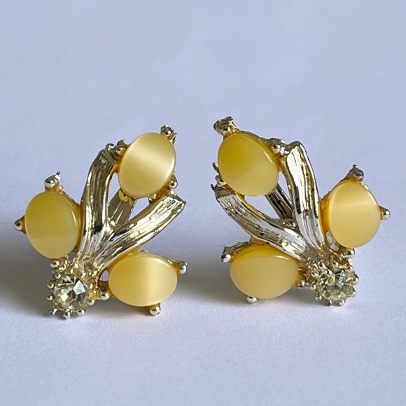 Vintage Yellow Thermoset Rhinestone Climber Clip On Earrings GoldTone 50s Lucite - Picture 2 of 10